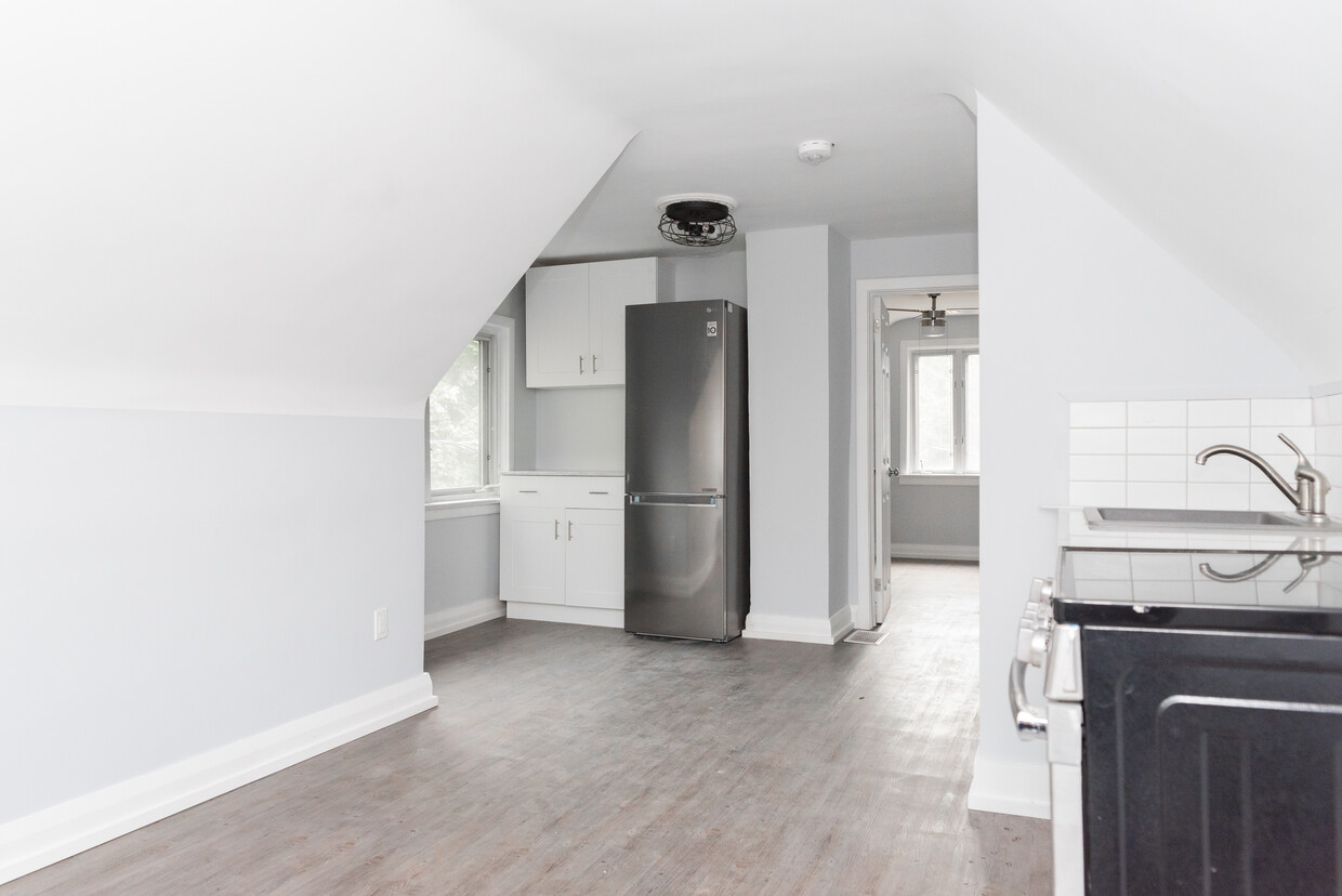 Photo du bâtiment - Must See! Top Floor - 1 Bedroom Apartment