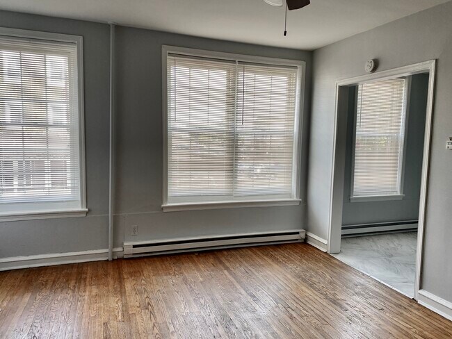 Entrada a la cocina desde la sala de estar. - 114 E Main St