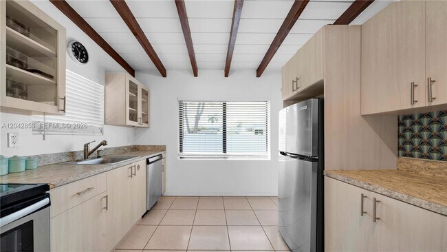 Foto del edificio - 1704 Rodman St