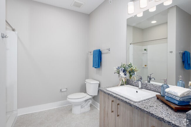 2BR, 1BA - 913SF - Bathroom - Hearthside Riverdale