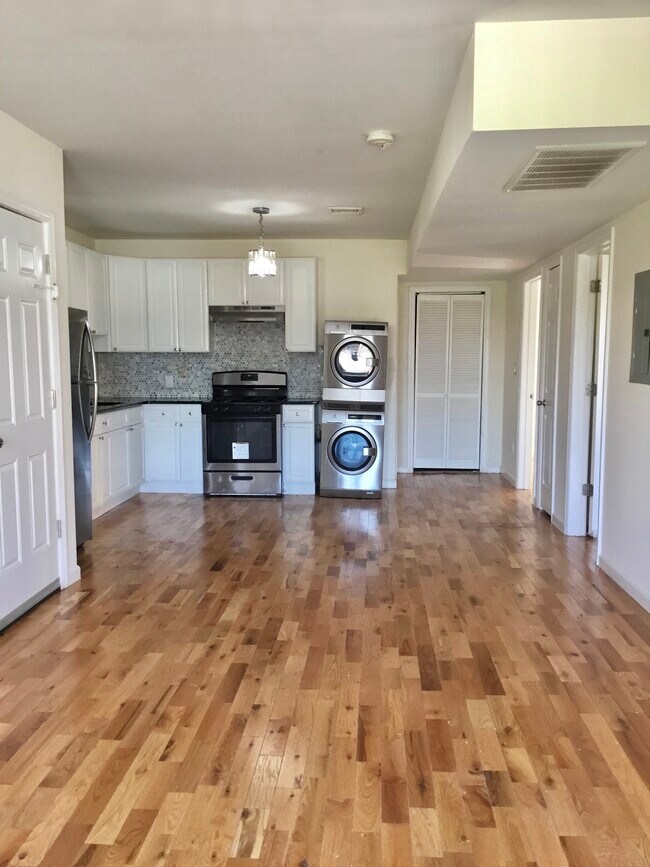 Open floor dining - 517 S 10th St