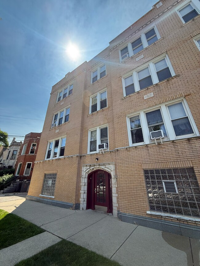 Building Photo - 3235 W Dickens Ave