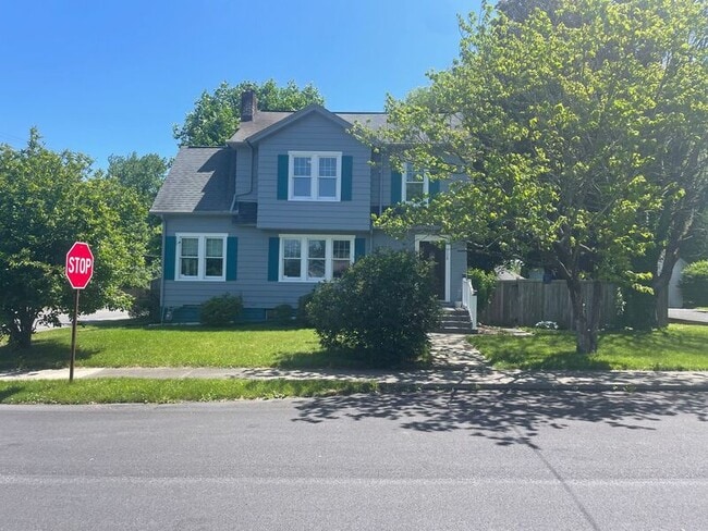 Building Photo - 528 Lindbergh Ave