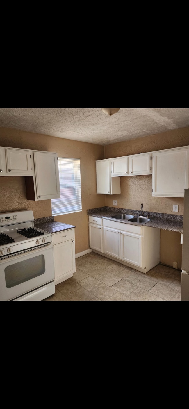 Foto del edificio - 1677 McLaran Ave