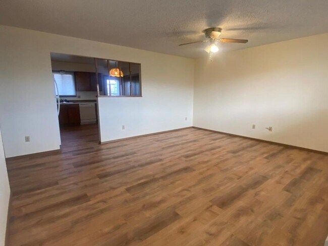 Building Photo - **MOVE IN SPECIAL!** 2 bed, 1 bath Apartme...