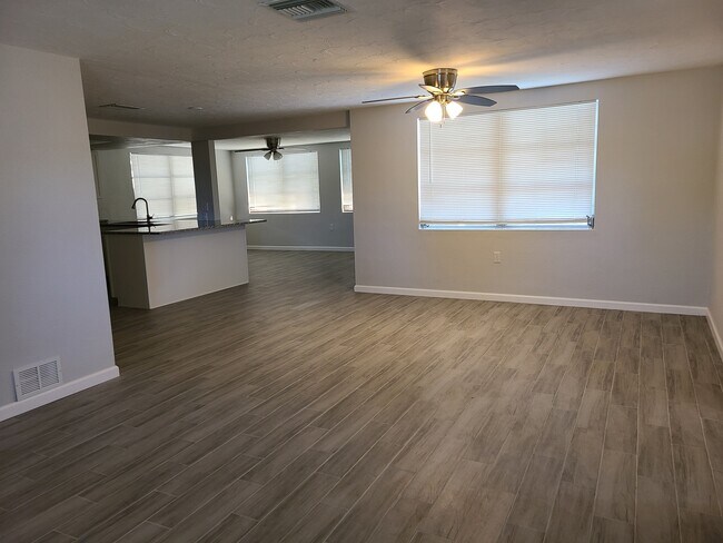 Building Photo - 5804 Lanate Ave