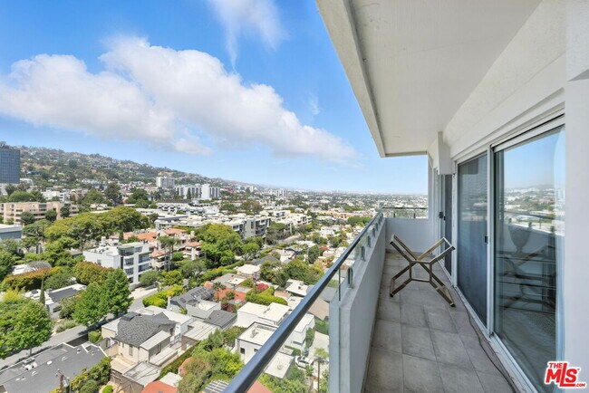 Foto del edificio - 838 N Doheny Dr