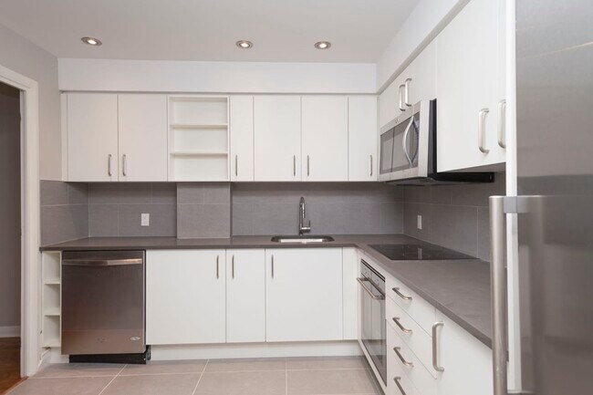 Building Photo - 3495 Rue de la Montagne