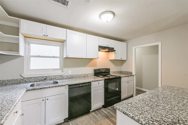 Building Photo - 3110 Albemarle Dr