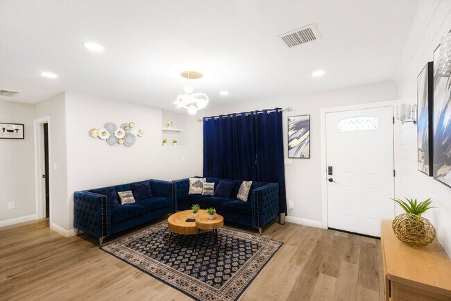 Foto del edificio - 451 E Lincoln Ave