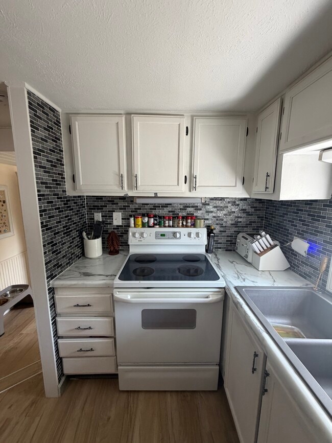 Building Photo - 253 Bendon Rd