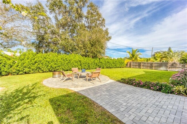 Building Photo - 533 SE Ocean Spray Terrace