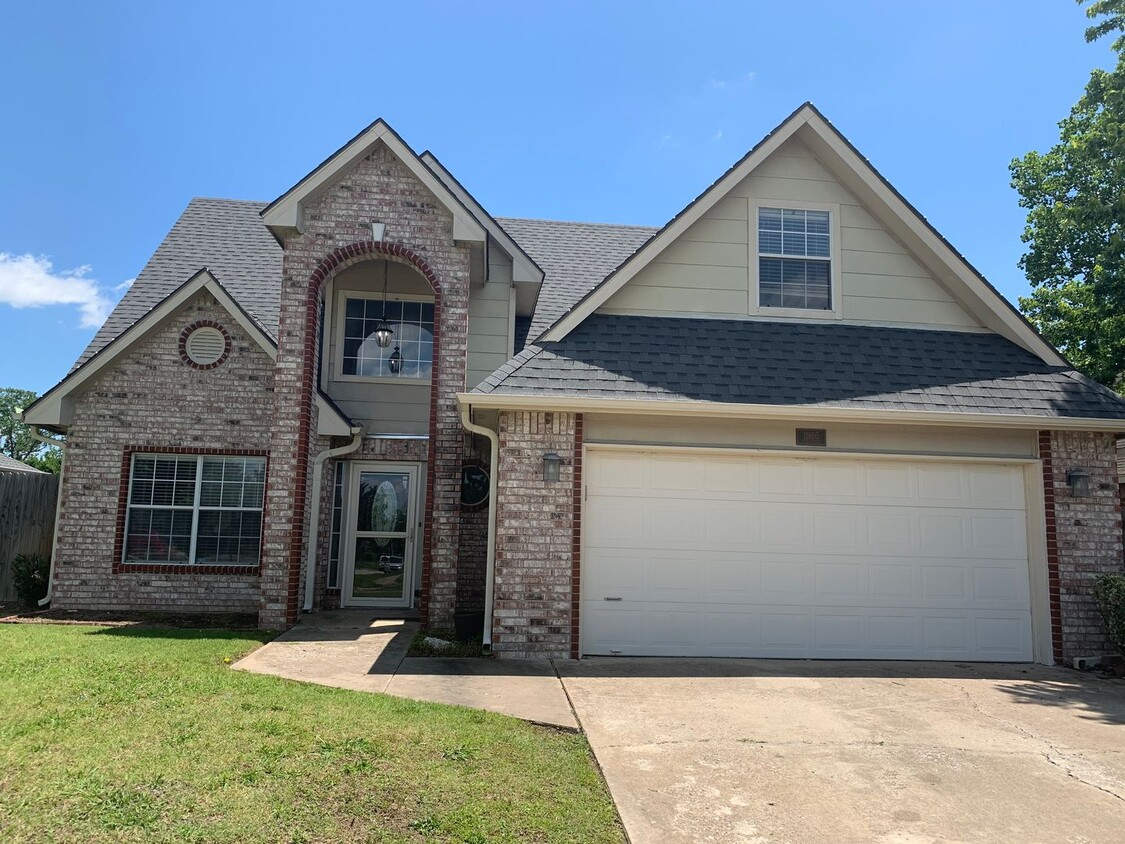 Primary Photo - Spacious 4-bedroom home offers an easy com...