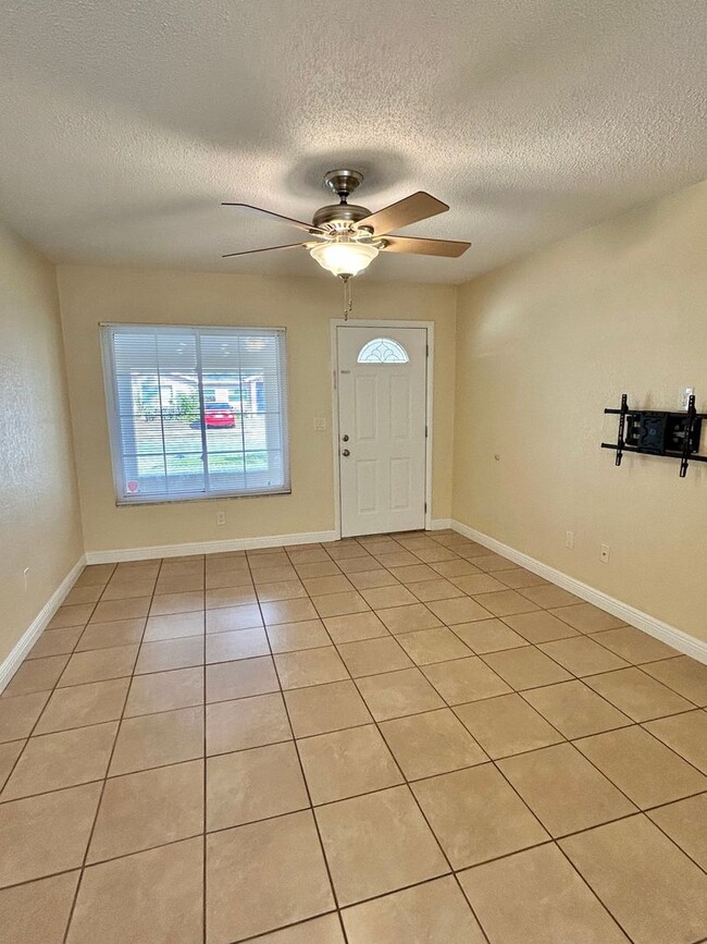 Building Photo - 3 Bed 1 Bath home with large yard and scre...