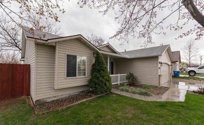 Foto del edificio - Welcome to this spacious 5-bedroom, 2-bathroom home in Nampa, ID