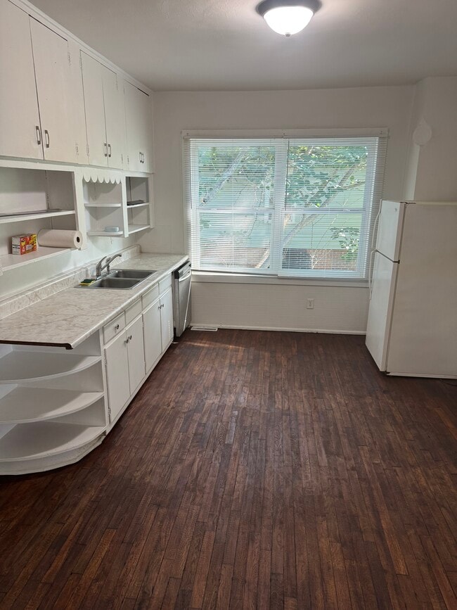 Kitchen - 30 Renfrew Ave