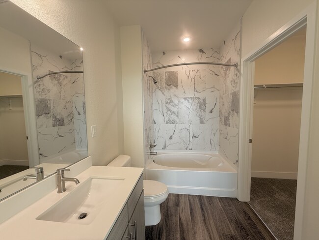 2nd-ensuite-bathroom-high-line-pointe-B5-2x2.5-1301-600-pikes-peak-3-13-2026(1).JPG - High Line Pointe