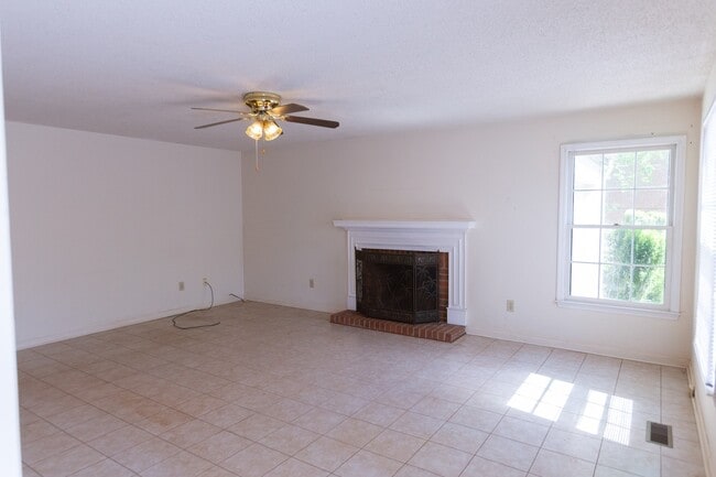 Building Photo - Available 3/2 house in Green Acres!