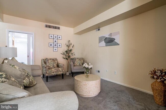 Foto del edificio - 8 Dickenson Dr