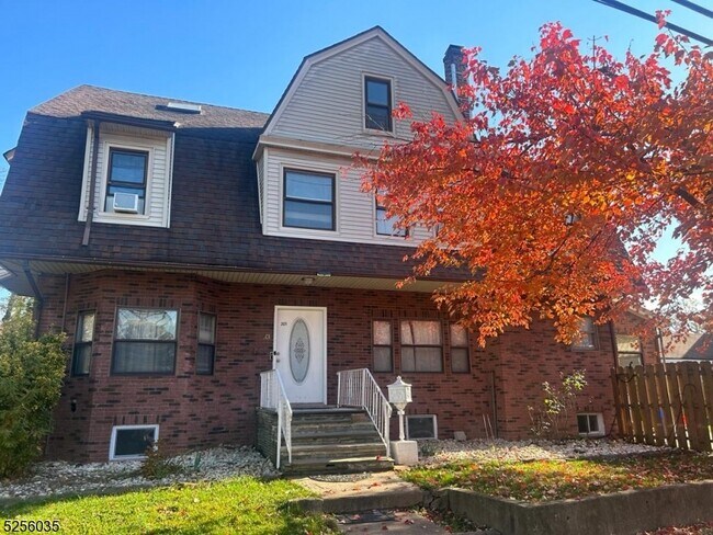 Foto del edificio - 302 E 3rd Ave