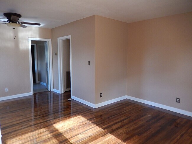 Building Photo - QUAINT Quincy 3/1 w/ Wood Floors, Sunroom, W/D, Large Yard, & New AC! $1100/month Avail May 6th!