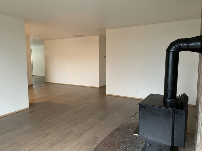 Building Photo - Quiet 4 bedroom two bath home in Aloha
