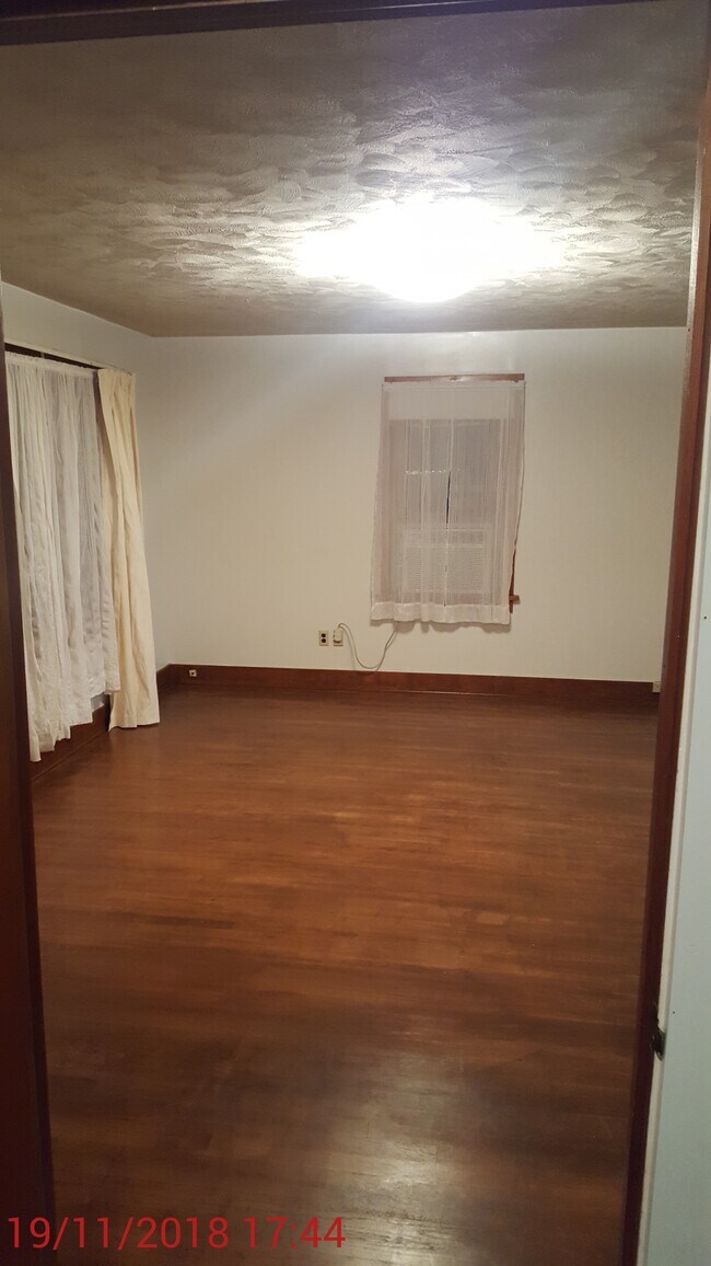 Living Room - 1022 W Cave Springs Ave