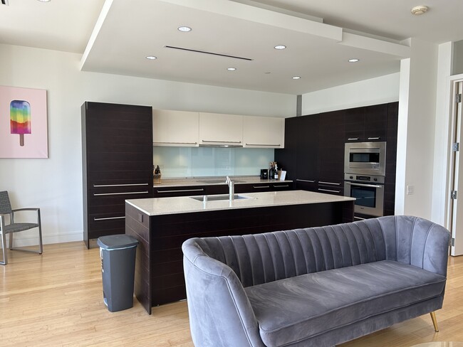 Foto del edificio - 2408 Victory Park Ln