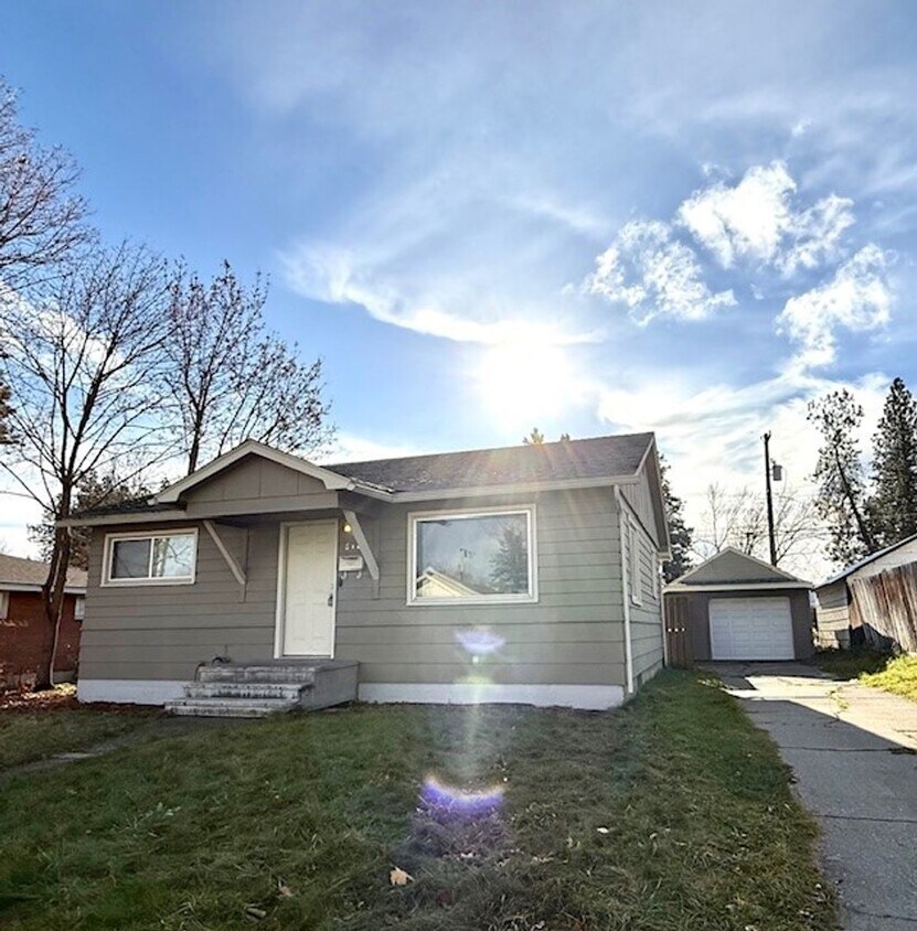 Foto principal - 3 Bedroom Hardwood Floor House