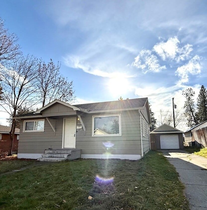 Primary Photo - 3 Bedroom Hardwood Floor House