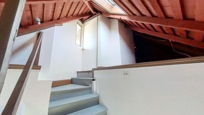 Building Photo - Cozy 2 Bedroom, 1 Bath Plus Bonus Space Lo...