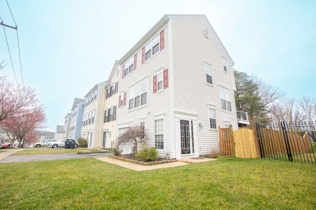 Building Photo - Amazing 3 BR/2.5 BA Townhome in Randle Hei...