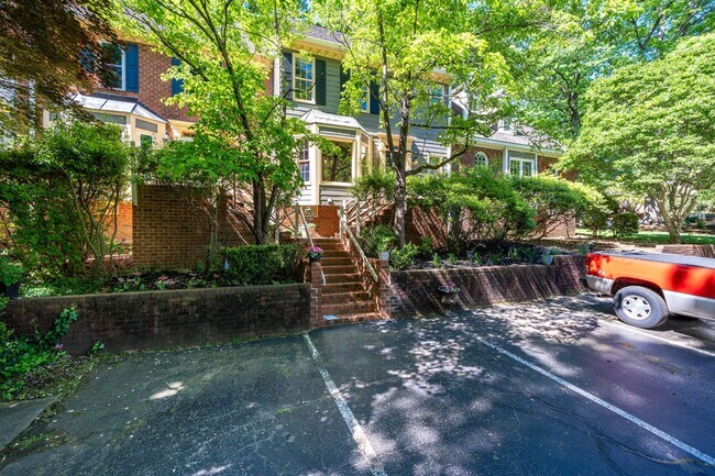 Foto del edificio - 1305 Hampshire Ct