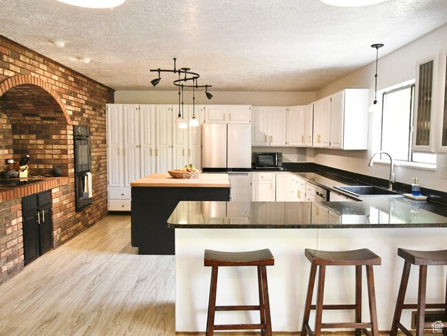 Building Photo - 399 Westview Dr