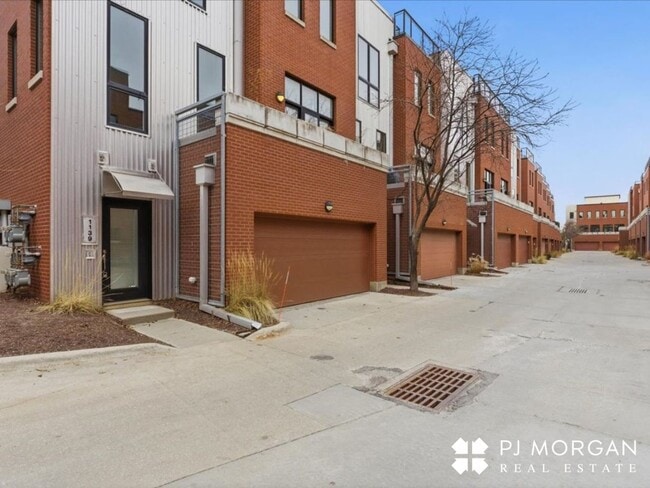 Building Photo - 2 Bedroom, 2 Bathroom Townhouse - Available Immediately