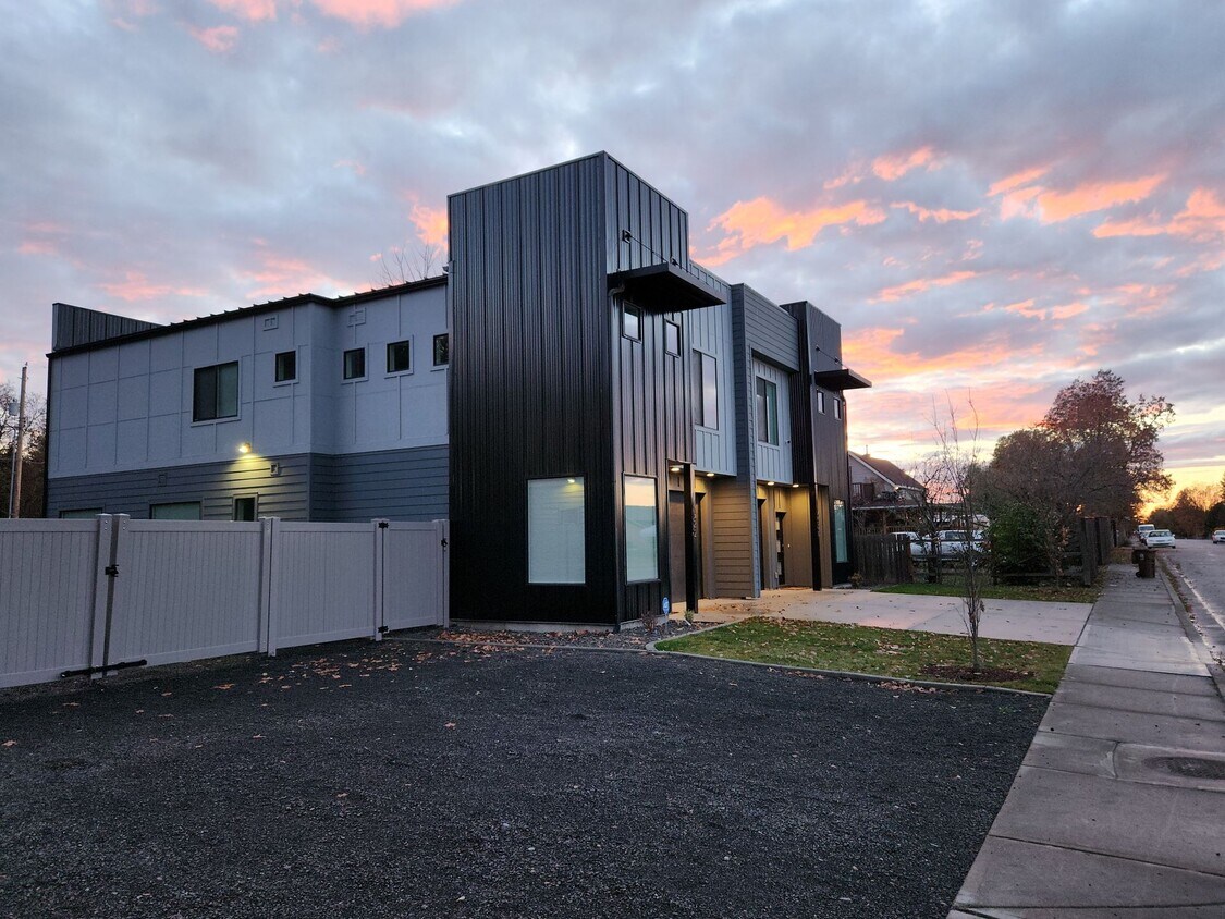Primary Photo - New Modern 4 Bed 2.5 Bath duplex with over...