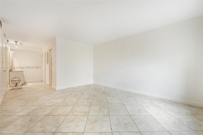 Foto del edificio - 2 br, 2 bath Condo - 8335 SW 72nd Ave Apt ...