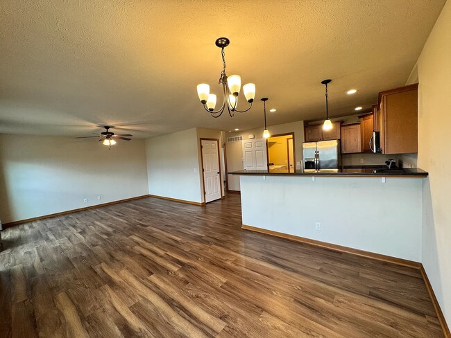 Building Photo - 8821 Ridge Hollow Dr