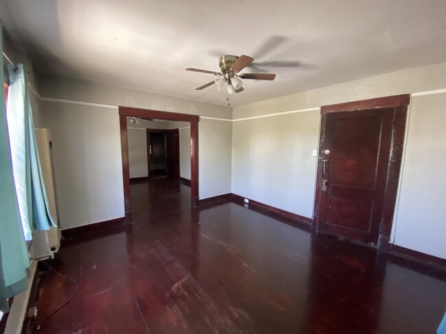 Building Photo - 1126 E San Antonio Ave