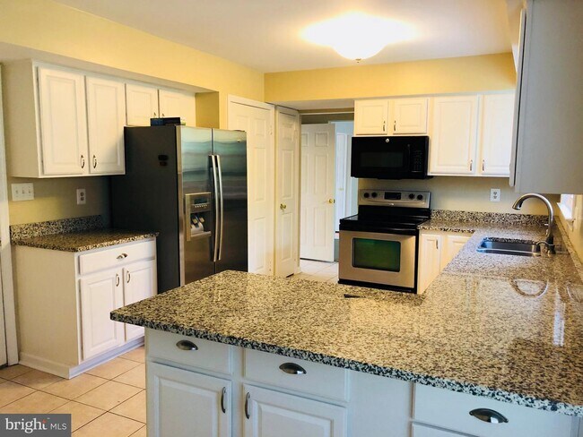 Foto del edificio - 15860 Montview Dr