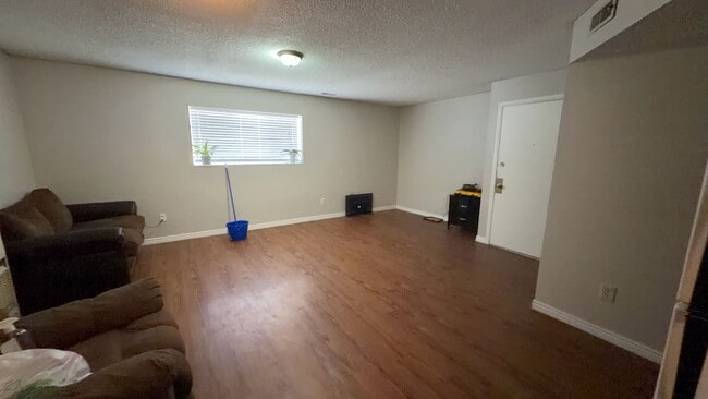 Building Photo - 2 Bedroom - 1 bath apartment