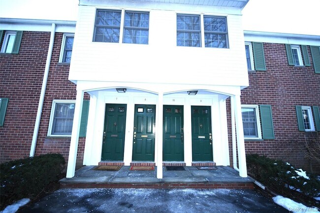 Foto del edificio - 590 Bedford Rd