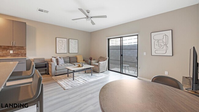 Building Photo - 402 W Lincoln St