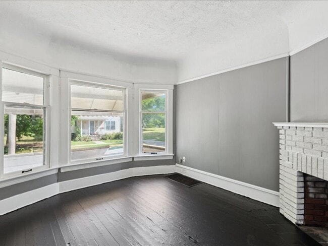 Building Photo - 10622 Hathaway Ave