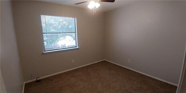 Foto del edificio - 5616 Emerald Forest Dr