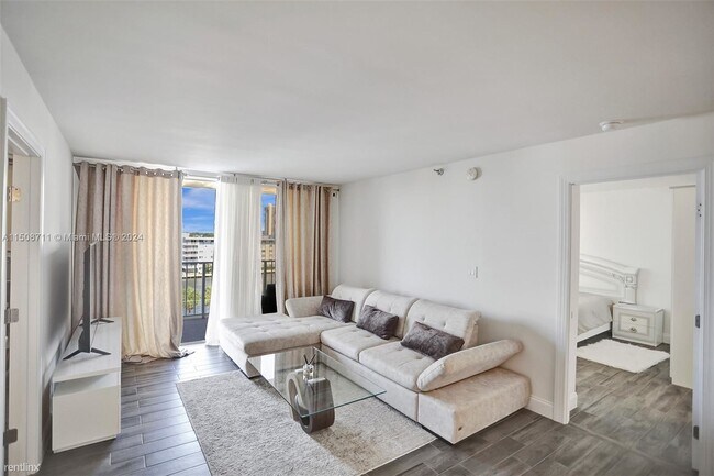 Foto del edificio - 2 br, 2 bath Condo - 290 174th St Apt 707