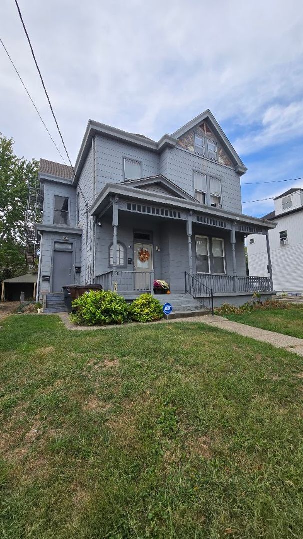 Building Photo - 2047 Lawrence Ave