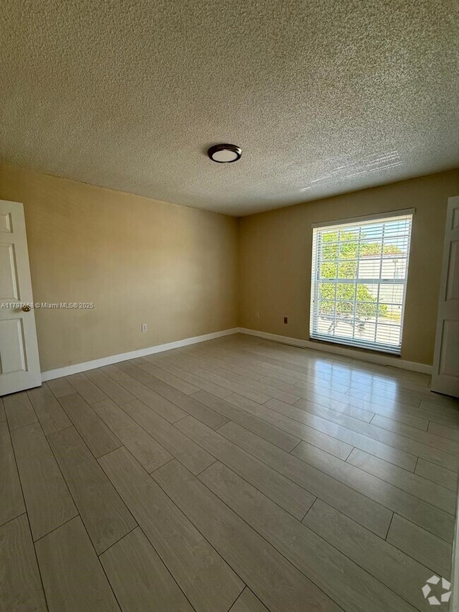 Building Photo - 10814 N Kendall Dr