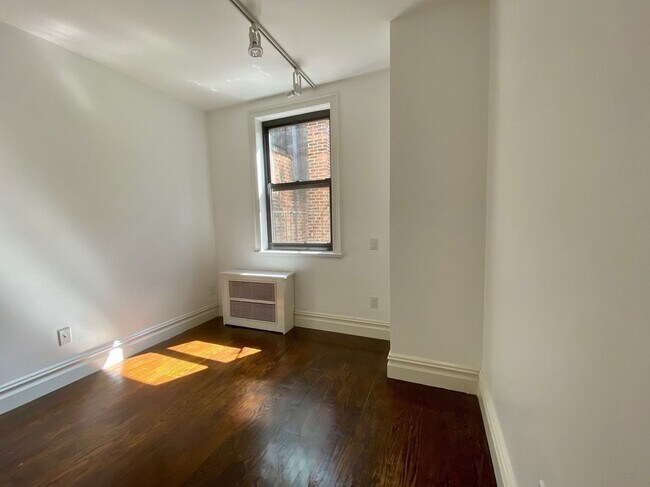 Building Photo - 226 W 13th St