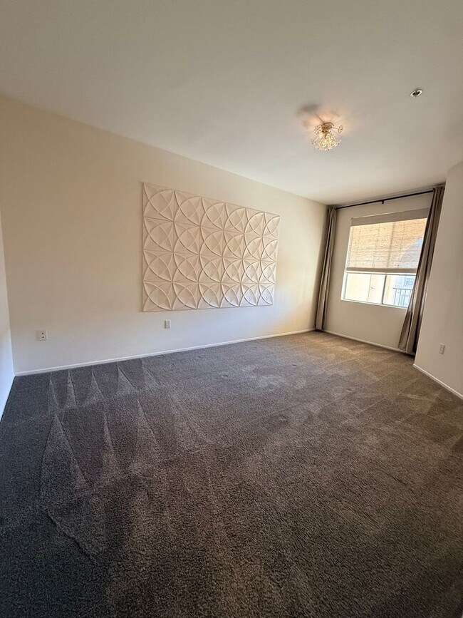 Building Photo - Luxury Living at Watermarke | Huge 1BR + Den | 2 Parking Spots